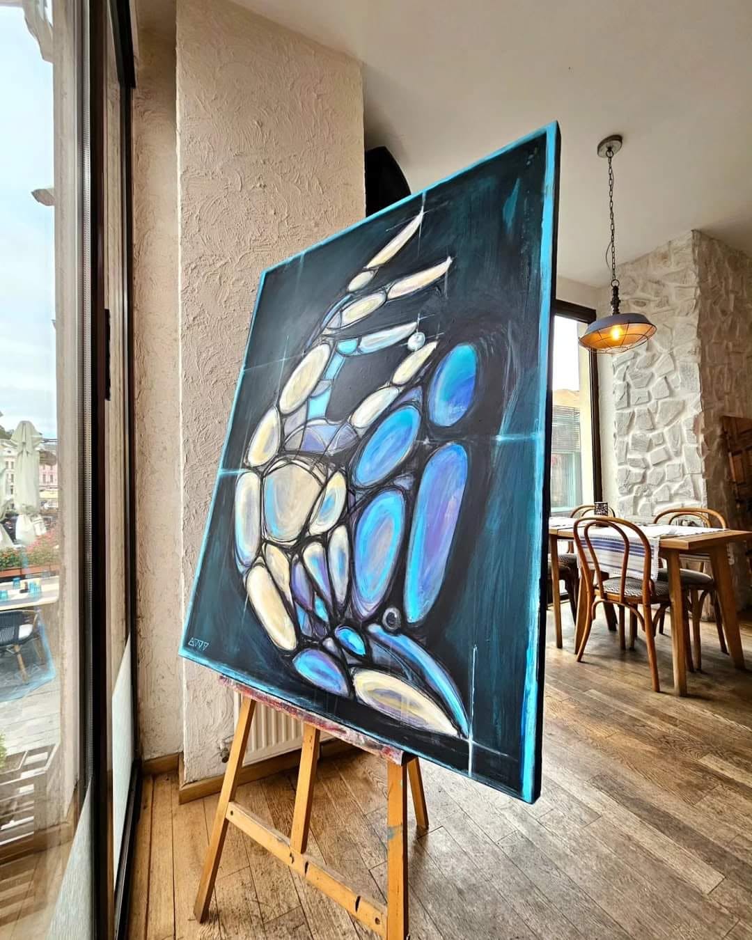 Pictură cu forme alungite, delimitate de contururi întunecate, într-un interior.