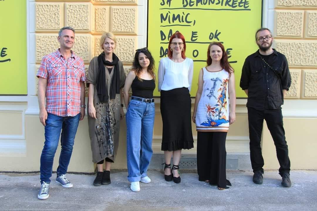 A group photograph of event participants outside the Brașov Art Museum.